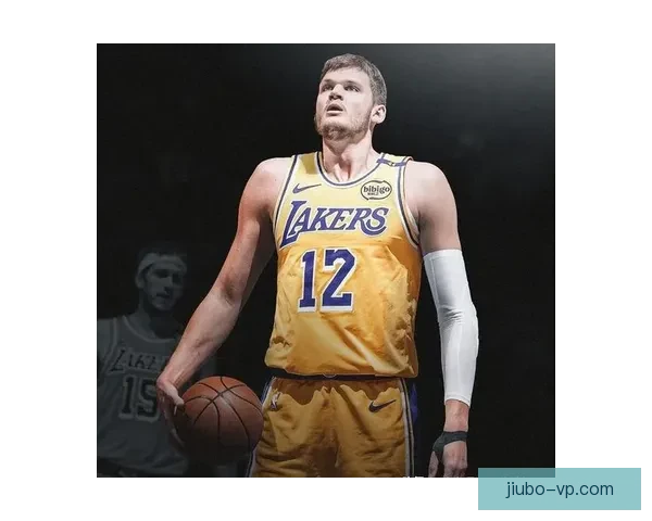 18岁2米26中锋惊艳全场 12投9中高效砍下19分10板